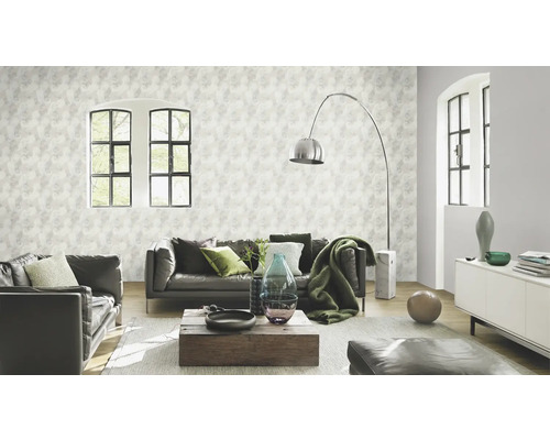 Woonkamer met behang, banken en ramen voor een lichte, moderne sfeer