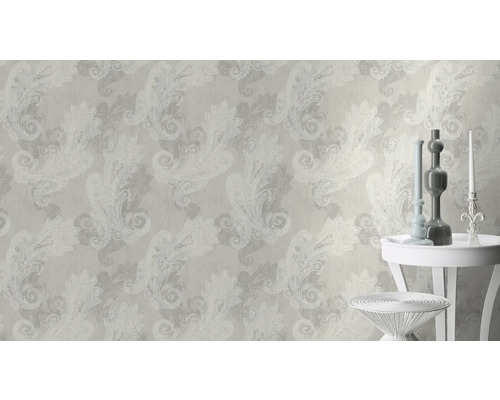 Behang met paisley motief en bijzettafel met decoratieartikelen