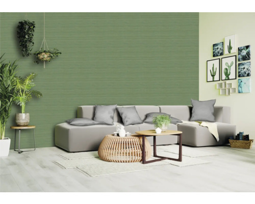 Woonkamer met bank, tafel en kamerplanten voor een gestructureerd behang