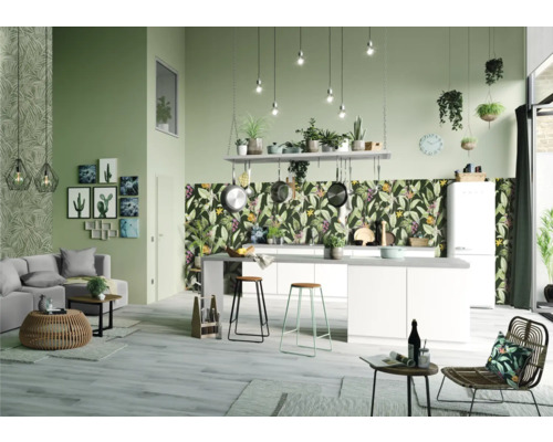 Woonkamer met bank, aanrecht, krukken en bloementjesbehang