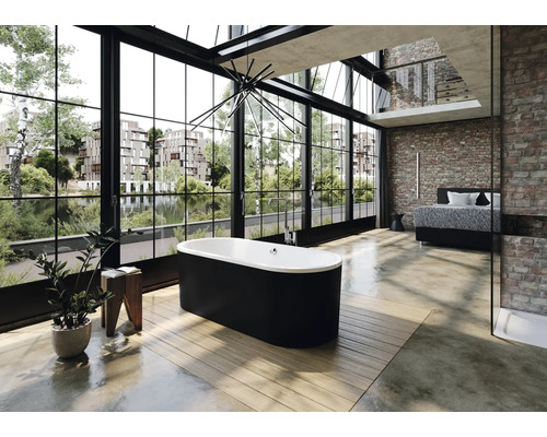 Lichte loft badkamer met vrijstaand bad, groot raam en bakstenen muur