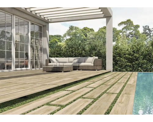 Terras met houten planken, tuinmeubelen en zwembad