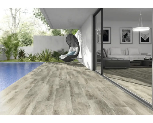 Terras met houten vloertegels, zwembad en hangstoel