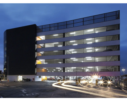 Parkeergarage met meerdere verdiepingen en geparkeerde auto''s.