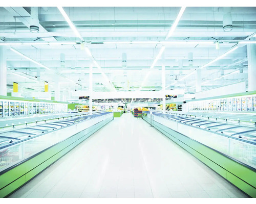 Interieurbeeld van een grote supermarkt met lange gangen en koelvakken.