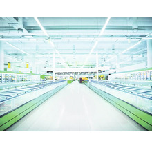 Interieur van een supermarkt met diepvriezers