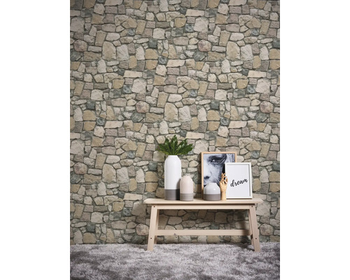 Kamerweergave met stenen behang, bank en decoratie