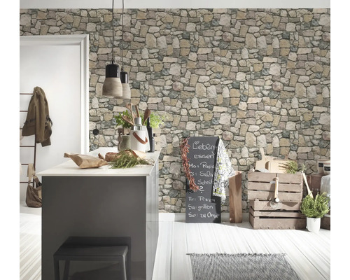 Lichte keuken met steenlook behang, kookeiland en decoratieve houten kisten