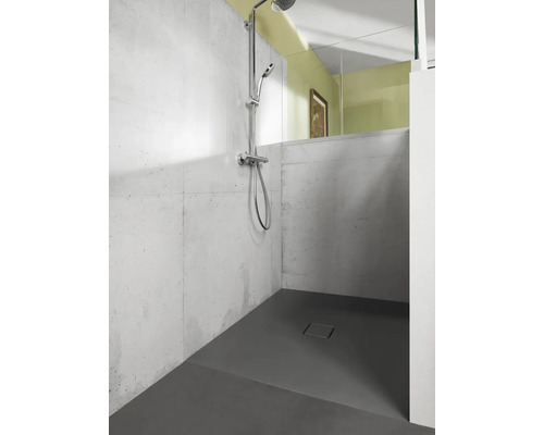 Badkamer met douche, douchearmatuur en douchebak
