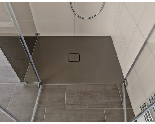 Badkamer met douche, douchebak en tegels