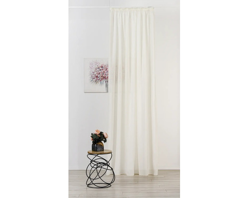 Decoratieve scène met een witte, halfdoorzichtige gordijnbaan, een klein tafeltje met een bloemenvaas en een abstract schilderij aan de muur.