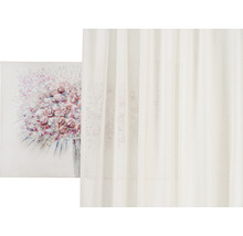 Decoratief canvas met rozenmotief naast een gordijn.