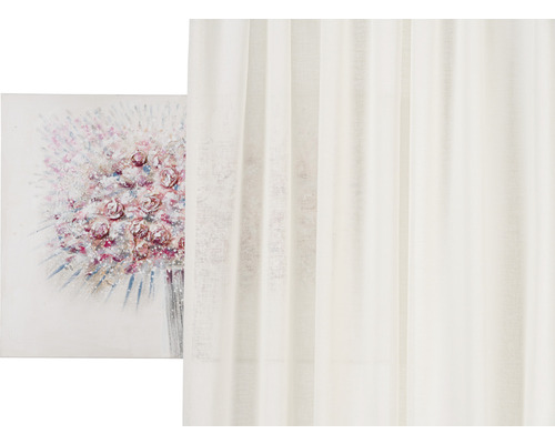 Decoratief canvas met rozenmotief naast een gordijn.