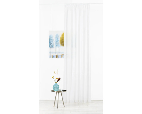 Wit gordijn met kunstfoto en bloemenvaas