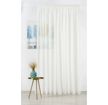 Witte voile gordijn in kamer met decoratie