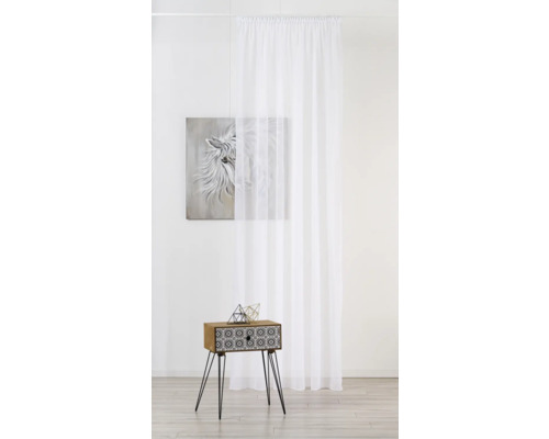 Decoratief interieur met witte, transparante gordijnstof, afbeelding en bijzettafel