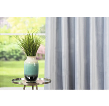 Decoratieve kamer met gordijn, tafel en bloemenvaas