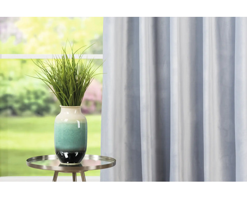 Decoratieve kamer met gordijn, tafel en bloemenvaas