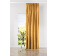 Gordijn en bijzettafel met decoratie in een heldere kamer.