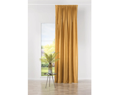Gordijn en bijzettafel met decoratie in een heldere kamer.
