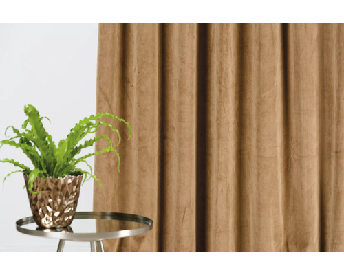 Decoratieve scène met potplant op een bijzettafel voor een gordijn