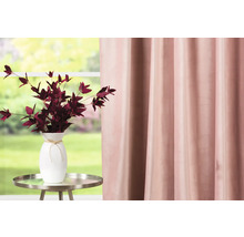 Decoratieve woonsfeer met gordijn, tafel en bloemenvaas