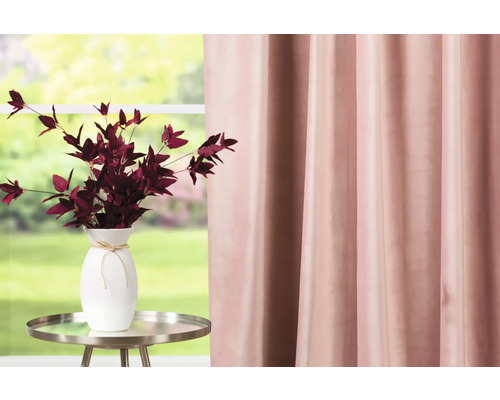 Decoratieve woonsfeer met gordijn, tafel en bloemenvaas