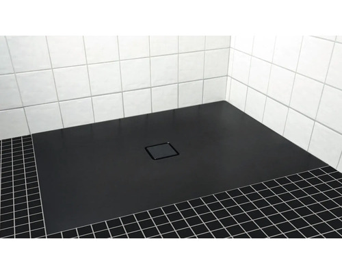 Badkamer met betegelde douche met afvoergoot