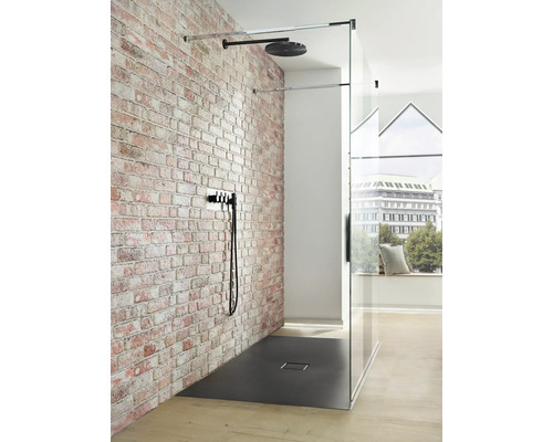 Inloopdouche met hoofddouche, kraan en douchebak voor bakstenen muur