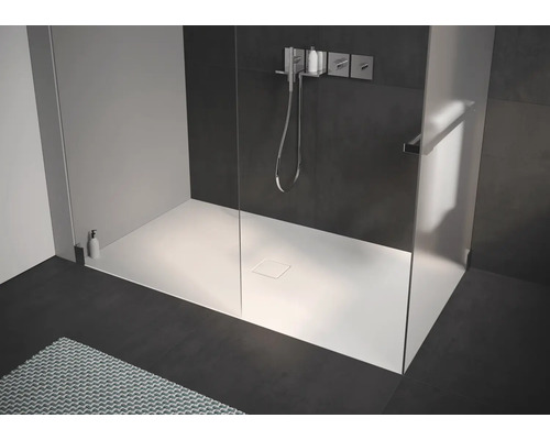 Inloopdouche met vlakke douchebak en glazen douchewand