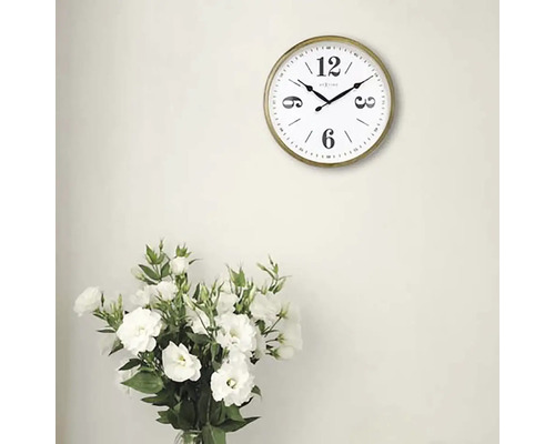 Wandklok met ronde, gouden rand en boeket bloemen