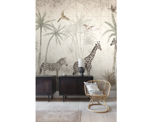 Decoratief behang met exotische dieren en planten in een stijlvolle woonkamer.