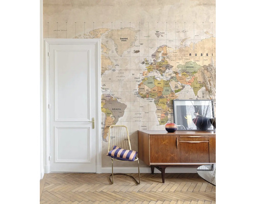 Woonkamer met wereldkaartbehang, dressoir en stoel