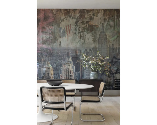 Eetkamer met New York behang, eettafel en stoelen