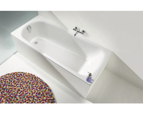Rechthoekig acryl ligbad met kraan en overloopgarnituur in badkamer