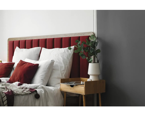 MOLLIS Wandkussen Matt Velvet donkerrood 15x60 cm Slaapkamer met bed, rood hoofdeinde, houten nachtkastje en decoratie