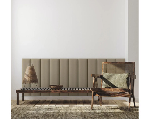 MOLLIS Wandkussen Matt Velvet beige 60x15 cm Woonkamer scène met zitbank, houten stoel, lamp en tapijt op houten vloer