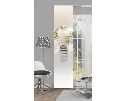 Decoratieve sjaals met steenmotief in de woonkamer