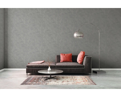 Woonkamer met grijs behang, bank, vloerlamp en tapijt