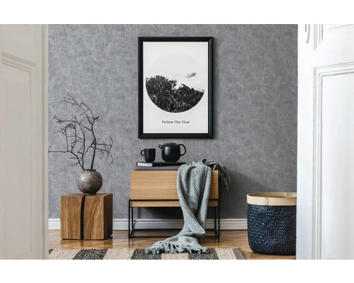 Modern interieur met grijs behang, houten dressoir en decoratieve elementen.