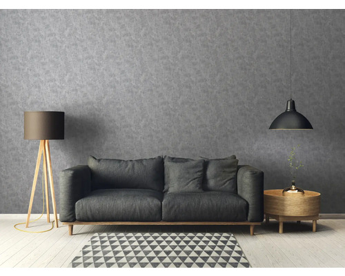 Woonkamer met bank, staande lamp en hanglamp