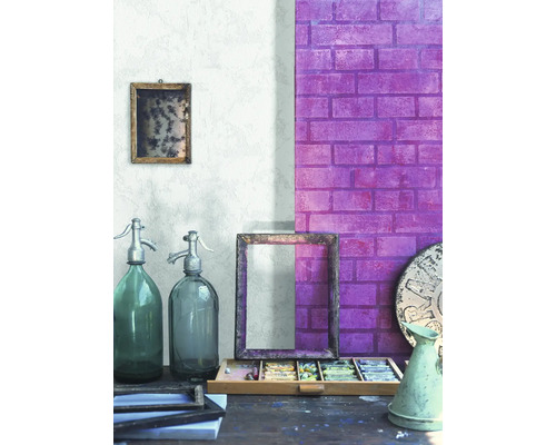 Decoratief stilleven met lijsten, sifonflessen en een muurontwerp in baksteenlook