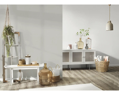 Lichte woonkamer met wit dressoir, decoratie en gevlochten mand