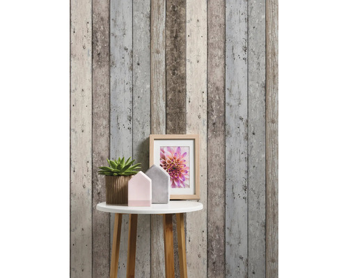 Behang met houten plankenmotief en decoratie op een tafel