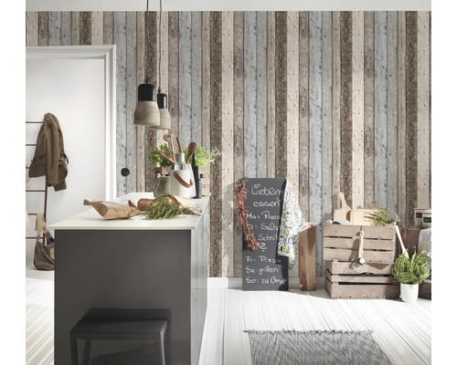 Lichte ruimte met kookeiland, houten kisten en wandbehang in houtlook