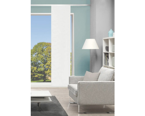 Woonkamer met schuifgordijnen, bank, staande lamp en rek.