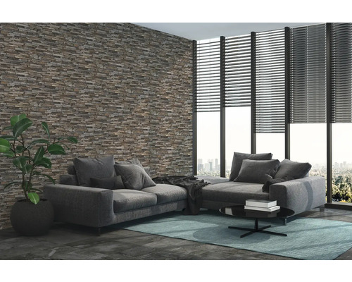 Moderne woonkamer met stenen muur, bank, vloerkleed en jaloezieën