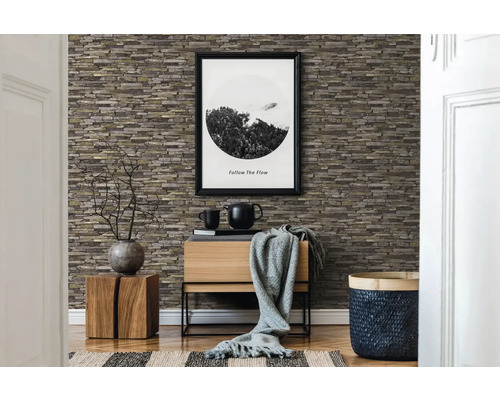 Woonkamer met een stenen look behang, een houten kast en decoratieve elementen