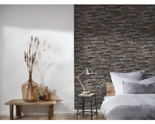 Slaapkamer met stenen wandbehang, houten tafel en decoraties