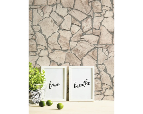 Muur met steenmotief en twee fotolijsten met de opschriften liefde en ademen.